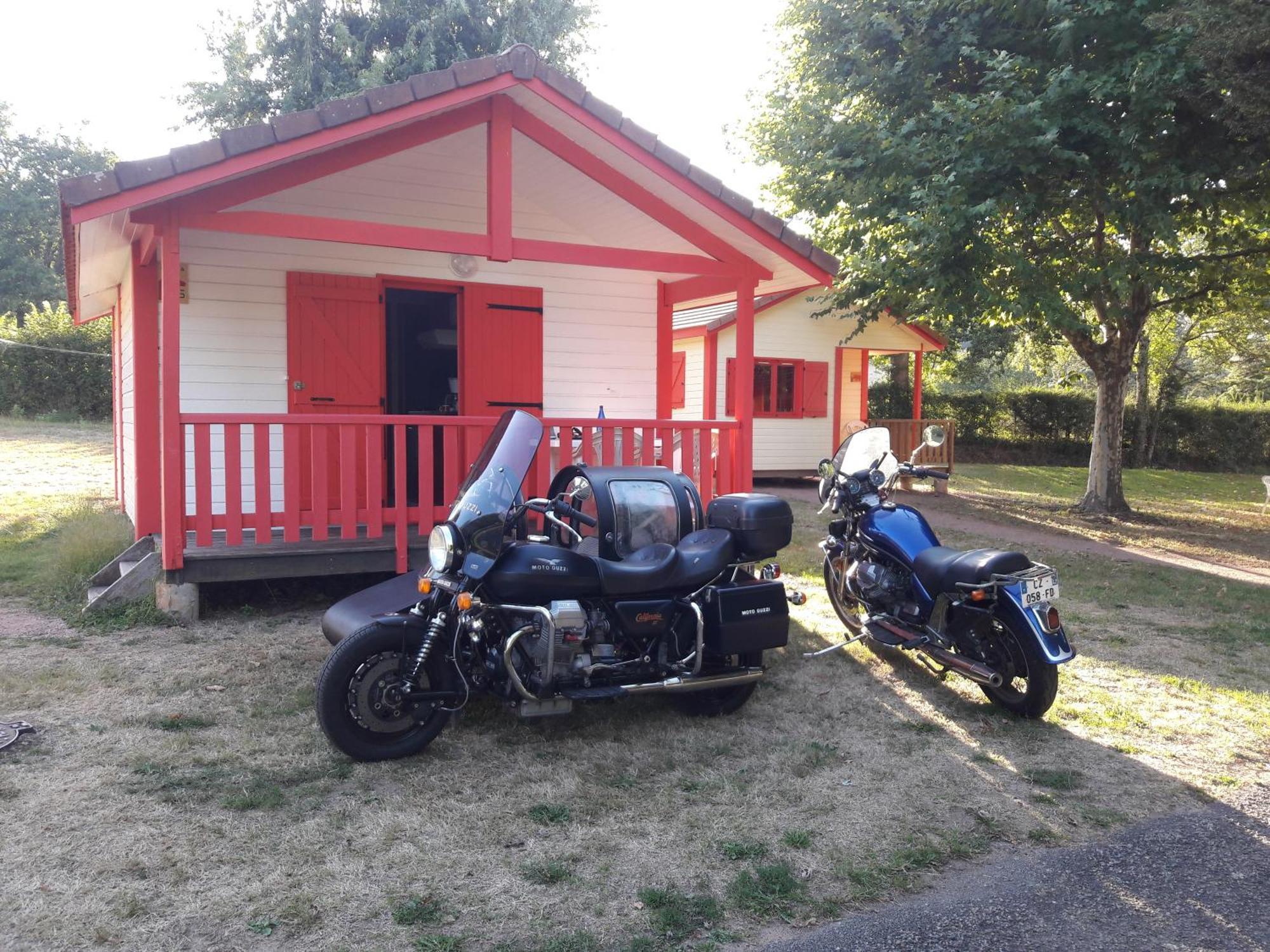Camping Les Feuilles Chauffailles Bagian luar foto