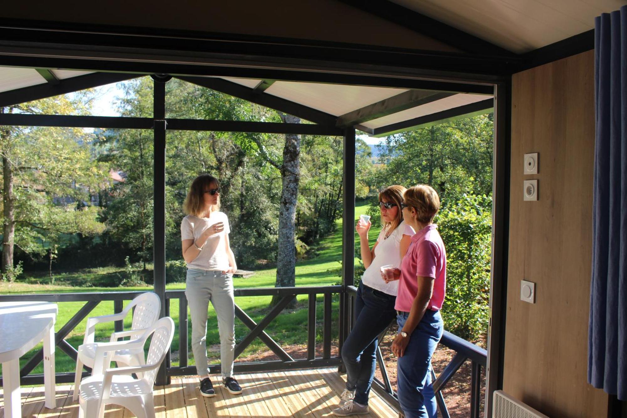Camping Les Feuilles Chauffailles Bagian luar foto