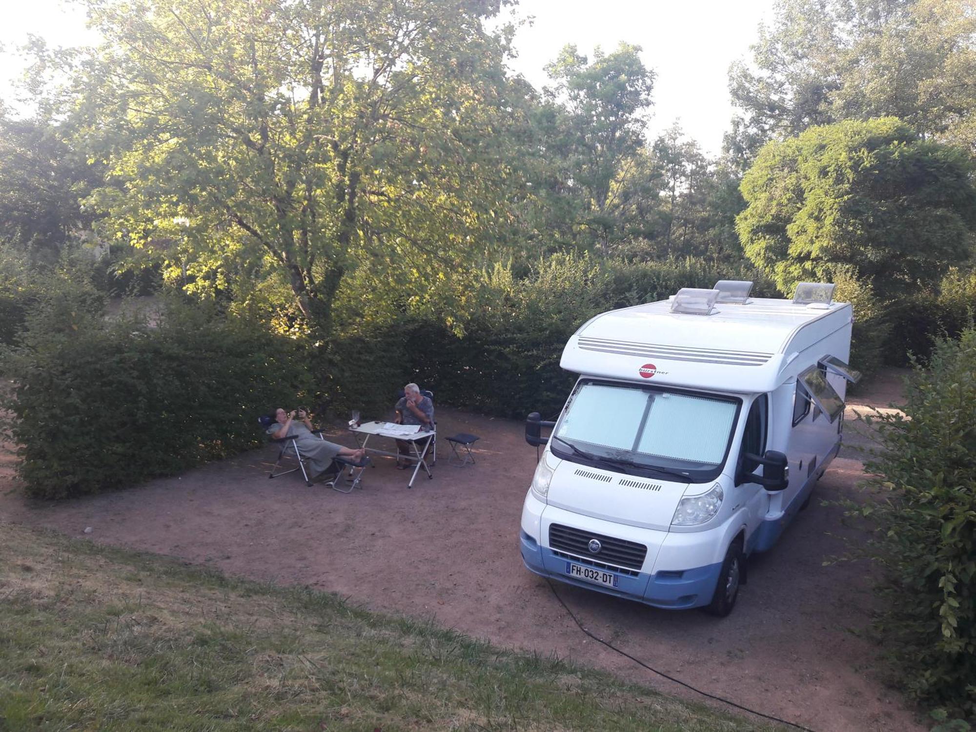 Camping Les Feuilles Chauffailles Bagian luar foto