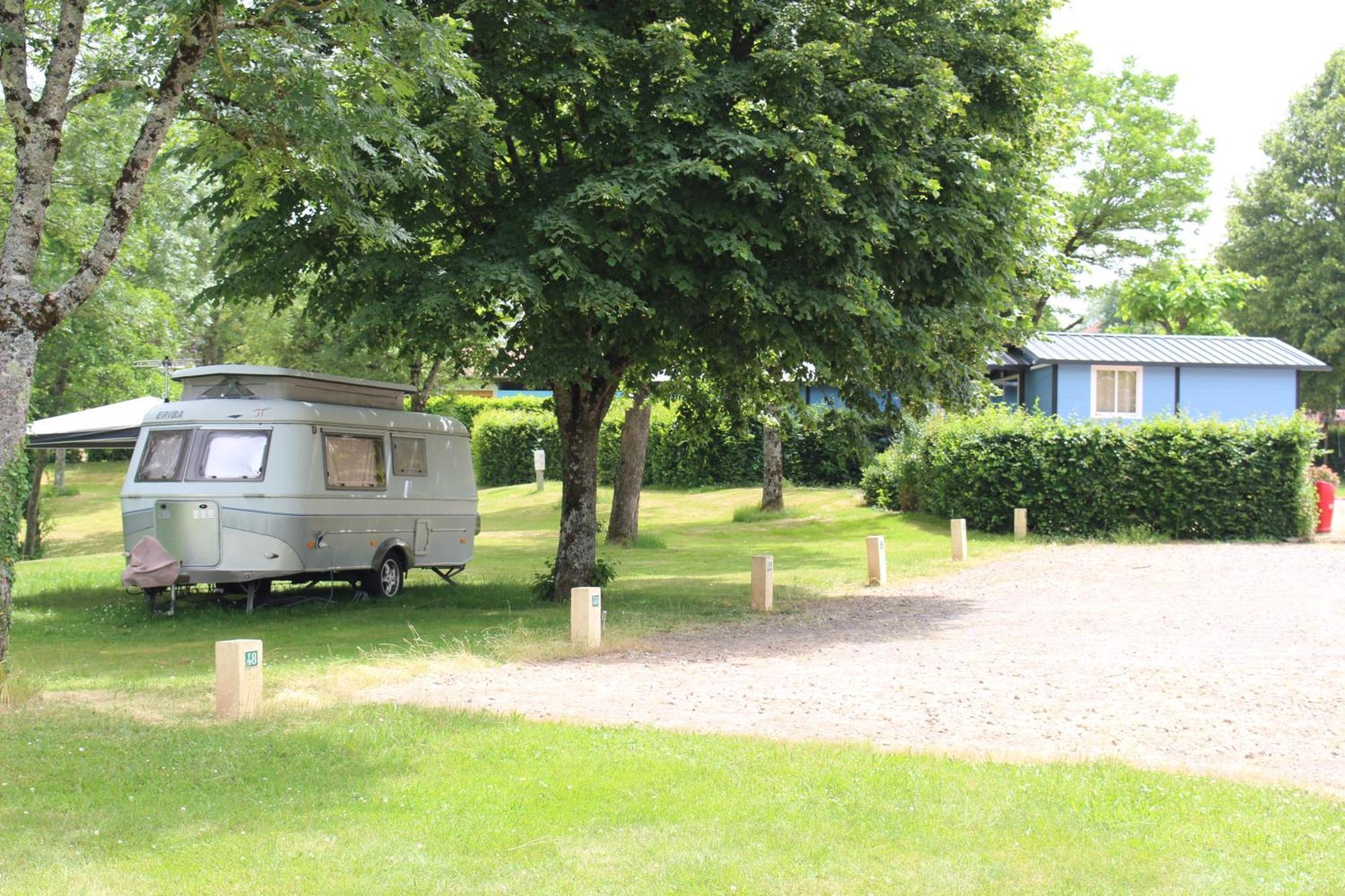 Camping Les Feuilles Chauffailles Bagian luar foto