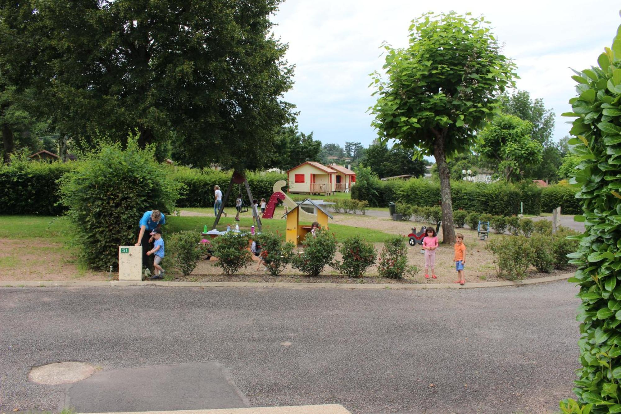 Camping Les Feuilles Chauffailles Bagian luar foto